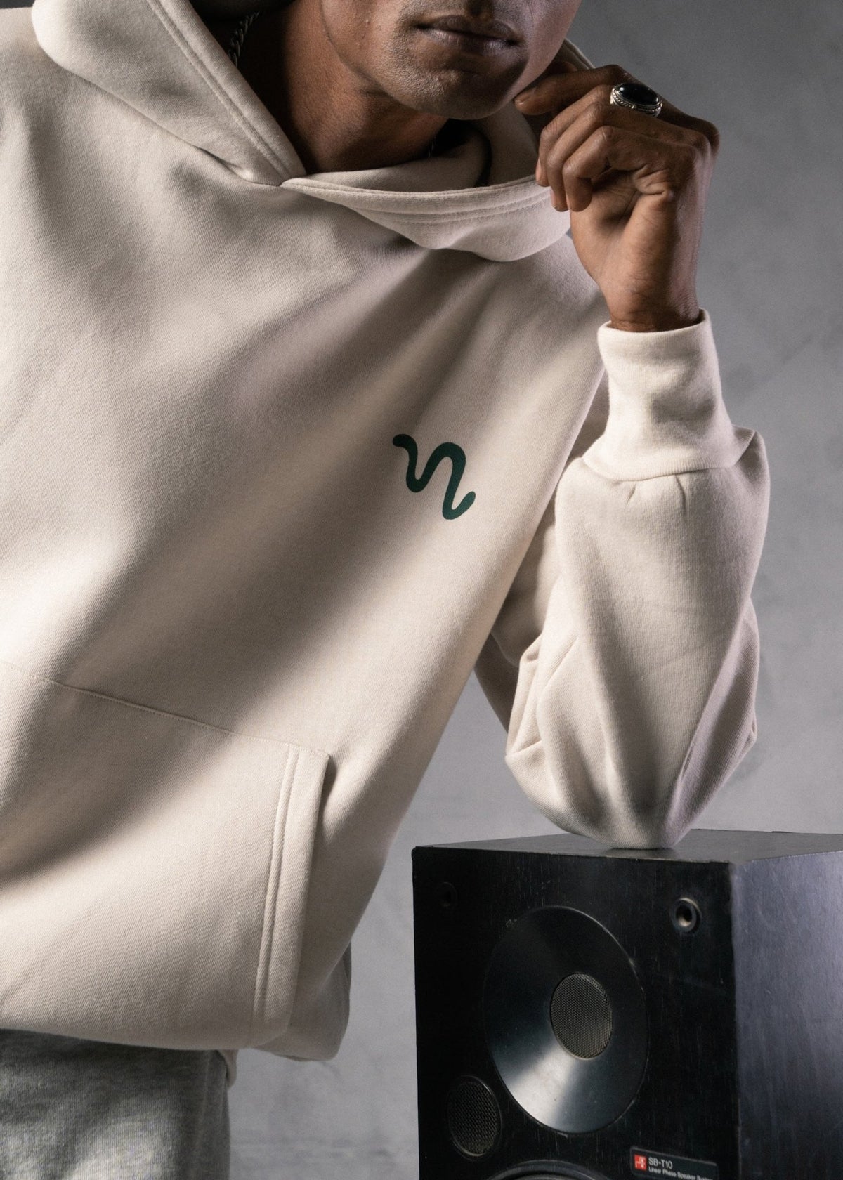 CORE SHIFT HOODIE SAND